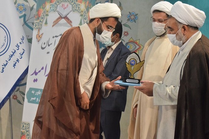 از برگزیدگان مسابقه آواز وحی قرآنی در استان بوشهر تقدیر شد