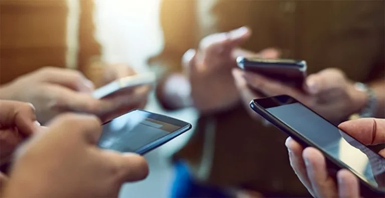 پیامک مارکتینگ در مقابل ایمیل مارکتینگ : کدام برای شما بهتر است؟